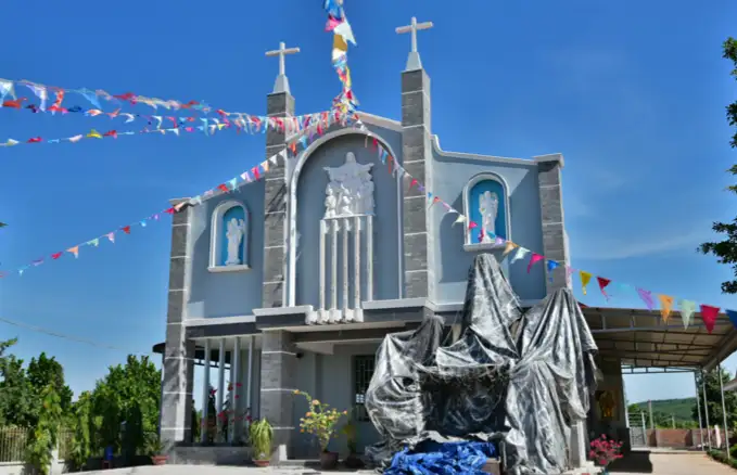 Mặt tiền Nhà thờ Hiếu Liêm với hai tháp đối xứng và không gian phía trước rộng - giaophanphucuong.org